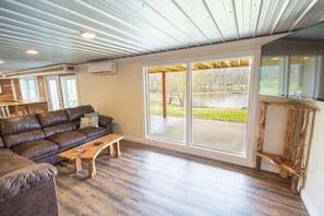 Een televisie en een open haard