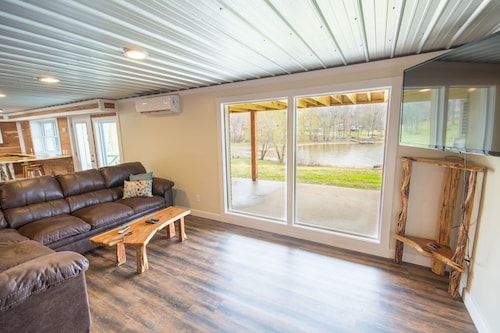 Spacious Lake Barkley Retreat, 7 Queen Beds, Peaceful Cul-de-Sac , Dock Access