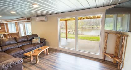 Spacious Lake Barkley Retreat, 7 Queen Beds, Peaceful Cul-de-Sac , Dock Access