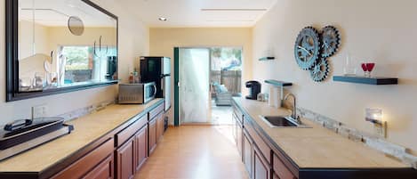 Kjøleskap, mikrobølgeovn, ovn og kaffetrakter/tekoker