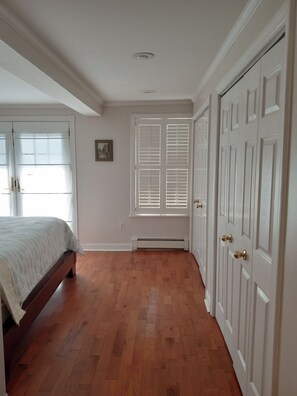 10 habitaciones, escritorio y tabla de planchar con plancha 