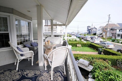 “2 KITCHENS” in Enchanting Victorian With Ocean Views ~ Steps To The Beach
