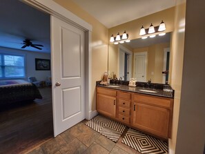 5 camere, una scrivania, ferro/asse da stiro, Wi-Fi gratuito