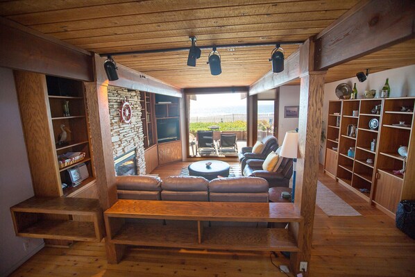 Televisión y chimenea 