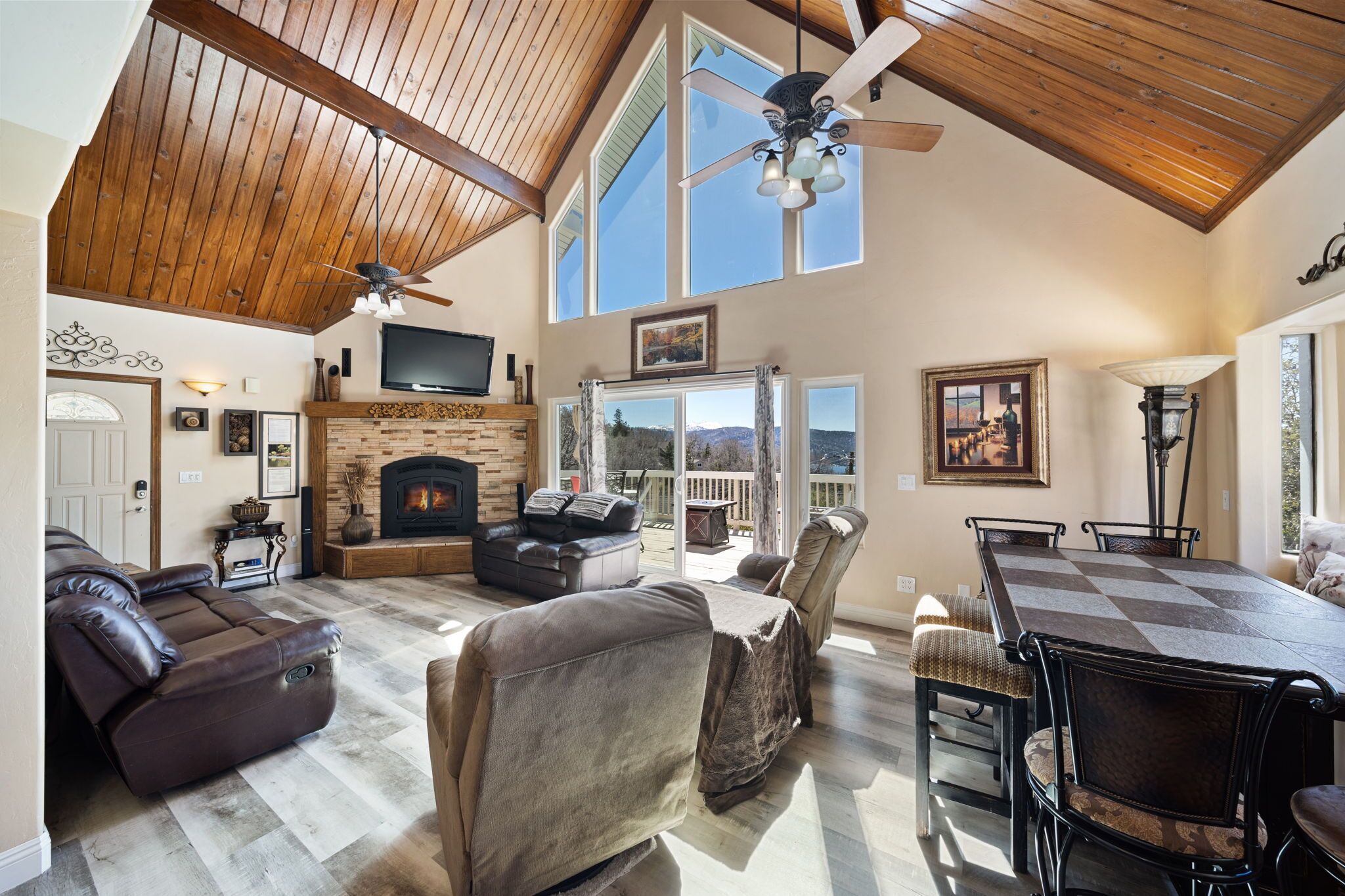 Smart-TV, Kamin, Videospiele, DVD-Player