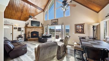 Smart-TV, Kamin, Videospiele, DVD-Player