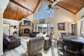 Älytelevisio, takka, videopelejä, DVD-soitin