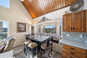 Dining - Lake Arrowhead Luxury Escape - Amazing Views 4 Families, Pets & Remote Workers (Lake Arrowhead)