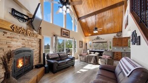 Smart TV, fireplace, video games, DVD player - Lake Arrowhead Luxury Escape - Amazing Views For Families, Pets & Remote Workers (Lake Arrowhead)