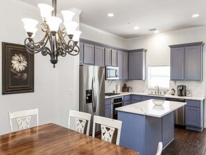 Fridge, microwave, oven, stovetop - Driem House Chic + Legacy Shops Walkable (Plano)