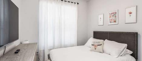 3 makuuhuonetta, silitysrauta/-lauta, internet