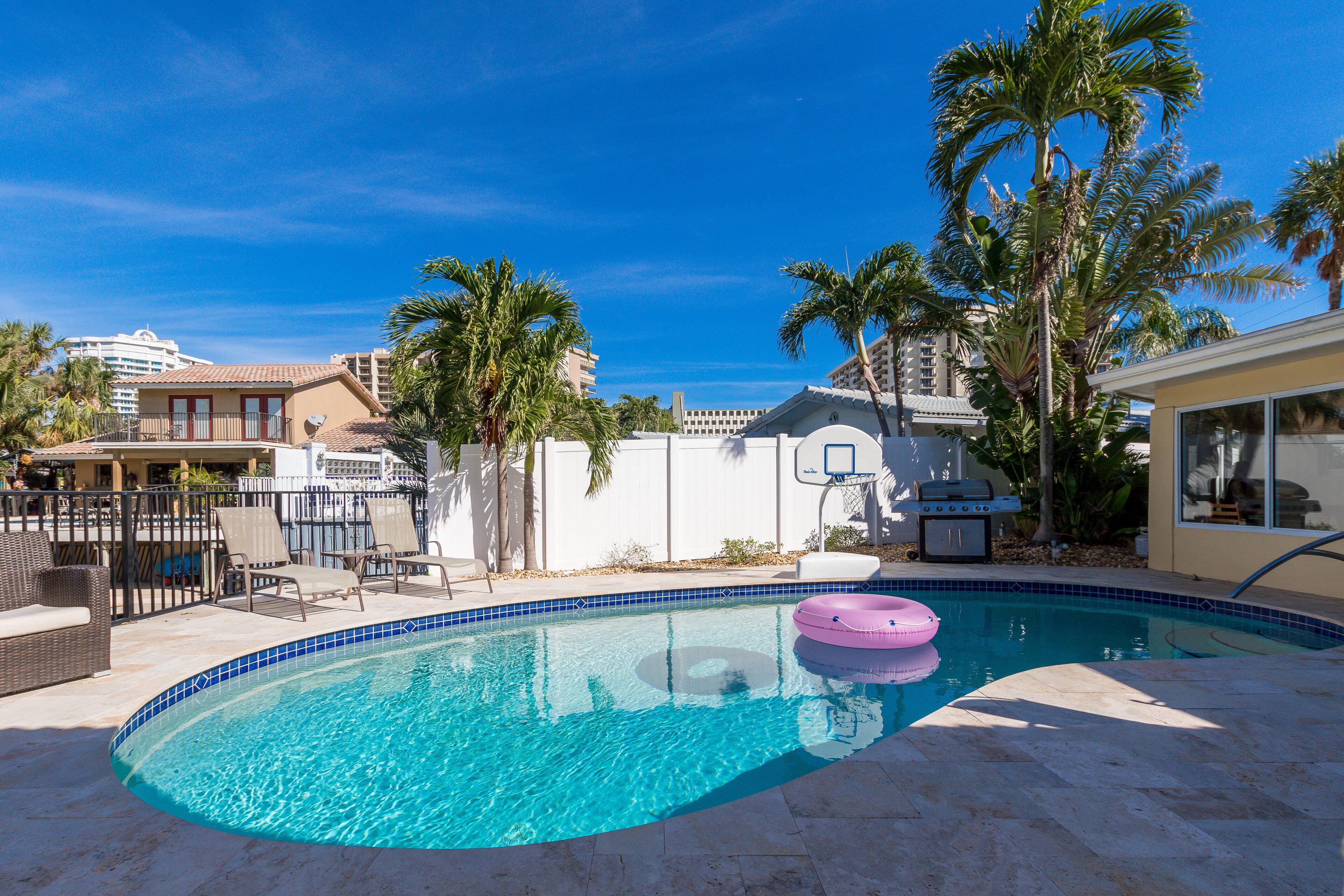 Walk to the beach! Tiki Hut, waterfront, heated pool, kayaks, bicycles, arcade!