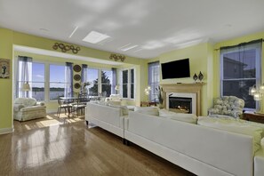 Smart TV, fireplace, ping pong, books