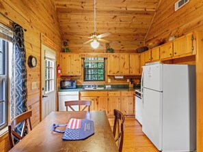 Fridge, microwave, oven, stovetop - Country Charm D – Cozy Pet Friendly Cabin in Helen (Helen)