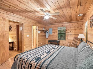 Room - Country Charm D - Cozy Pet Friendly Cabin in Helen (Helen)