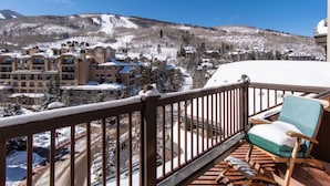 A balcony with a view of a snow-covered mountain and a resort building. - Charlie's Slopeside: Ski-In/Out Penthouse, Sleeps 12, 3,040 Sq Ft, AC, BC Village, Walk Everywhere (Beaver Creek)