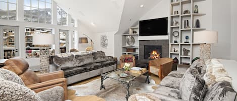 Una Smart TV, una chimenea