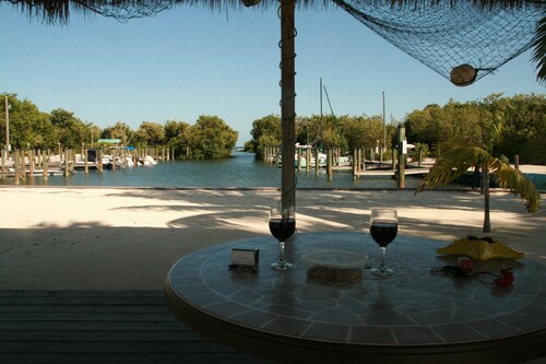 Täysin kalustettu studio, 50 metrin päässä merestä, uima-allas, kalastusvene