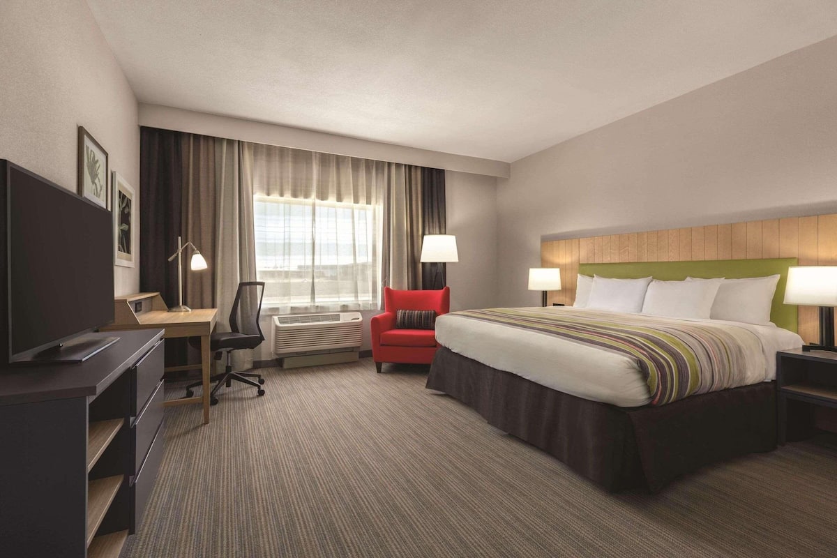 Egyptian cotton sheets, premium bedding, pillowtop beds, desk