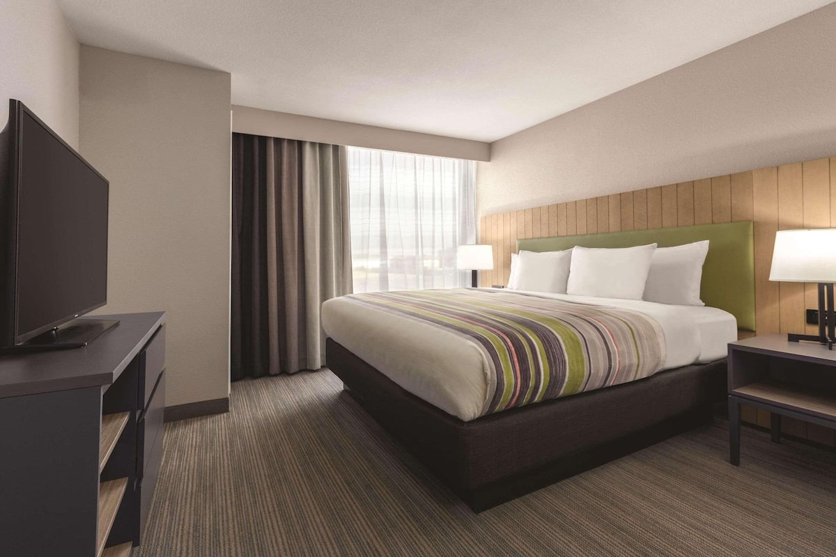 1 bedroom, Egyptian cotton sheets, premium bedding, pillowtop beds