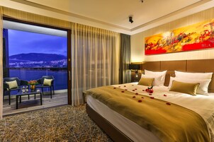 Premium Double Room, 1 King Bed, Sea View | Premium bedding, memory foam beds, minibar, in-room safe