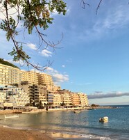 Beach nearby, 5 beach bars