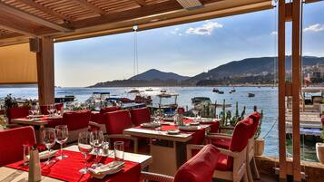 Petit déjeuner, déjeuner et dîner servis sur place