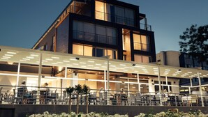 Um edifício moderno com área de estar coberta ao ar livre.