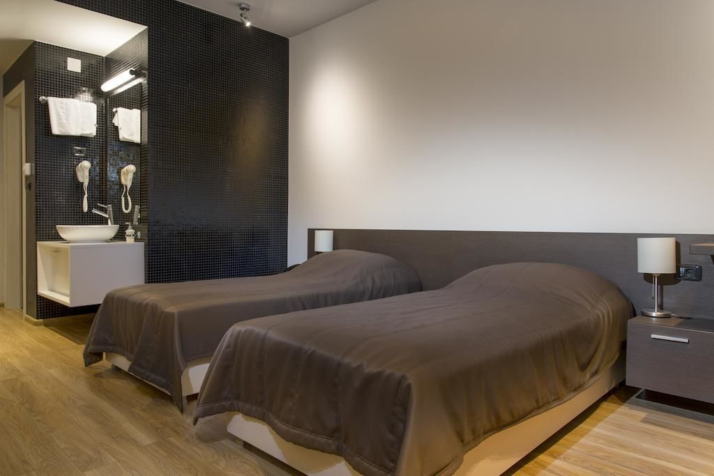 Soundproofing, free WiFi, bed sheets