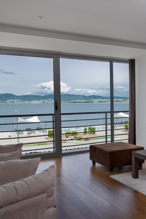 Flachbildfernseher, Kinderspielzeug, Stereoanlage