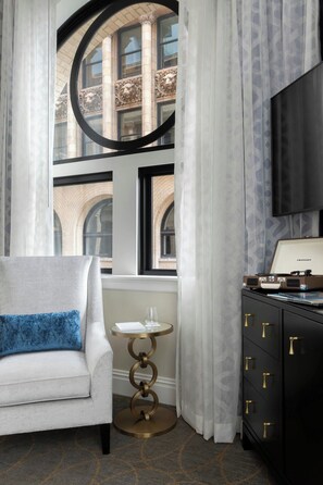 Room, 1 King Bed, City View (Corner) | Pillowtop beds, minibar, in-room safe, desk - Hotel Saint Louis, Autograph Collection (St. Louis)