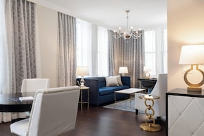 Pillow-top beds, minibar, in-room safe, desk - Hotel Saint Louis, Autograph Collection (St. Louis)