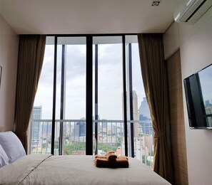 1 habitación, decoración personalizada, muebles diferentes y escritorio 