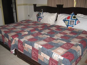 スタンダード ツインルーム ベッド (複数台) 禁煙 | デスク、WiFi (無料)、ベッドシーツ