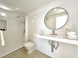 Habitación doble, 2 camas individuales, balcón | Baño | Bañera y ducha independientes