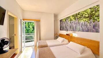 Habitació doble, 2 llits individuals, balcó | Escriptori