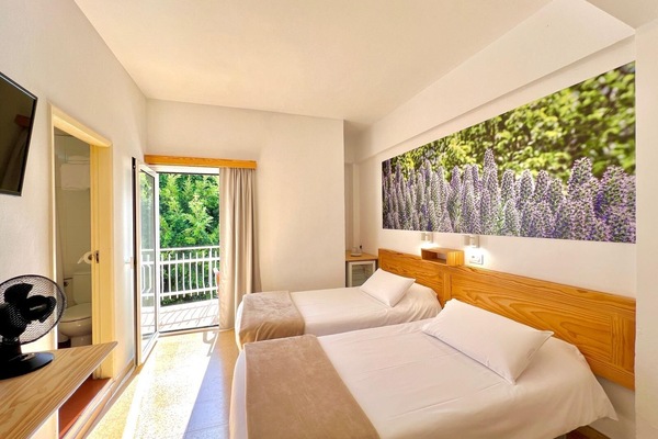 Habitación doble, 2 camas individuales, balcón | Escritorio