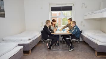 Værelse til 4 personer | Lydisolering, strygejern/strygebræt, gratis Wi-Fi, sengetøj