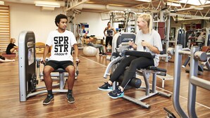 A gym with various exercise equipment, including weight machines and a rowing machine. - Danhostel Ringkøbing (Ringkobing)