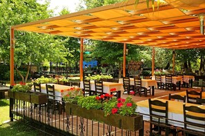 Daily continental breakfast (EUR 6 per person)