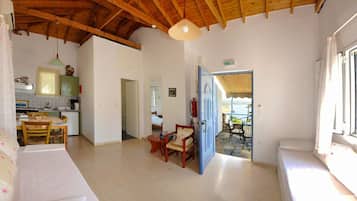 Apartamento, 1 habitación, vistas al mar | Zona de estar | Una televisión LCD