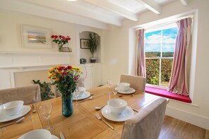 In-room dining - Rosslyn Cottage (Truro)