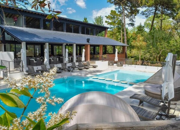 Piscine couverte, piscine extérieure