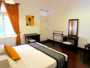 5 bedrooms, desk, iron/ironing board