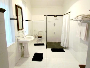 Bungalow, 5 Bedrooms, Non Smoking | Bathroom | Shower, free toiletries, hair dryer, towels