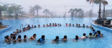 Una piscina al aire libre