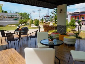 Breakfast, lunch served; local and international cuisine, garden views 