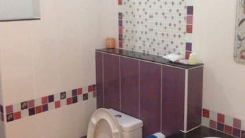 Standard Room | Bathroom | Shower, towels