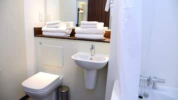 Un baño con inodoro, lavabo y bañera.