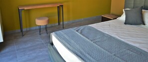 Desk, free cots/infant beds, free WiFi, bed sheets - Agriturismo Vitae di Langa (Diano d'Alba)